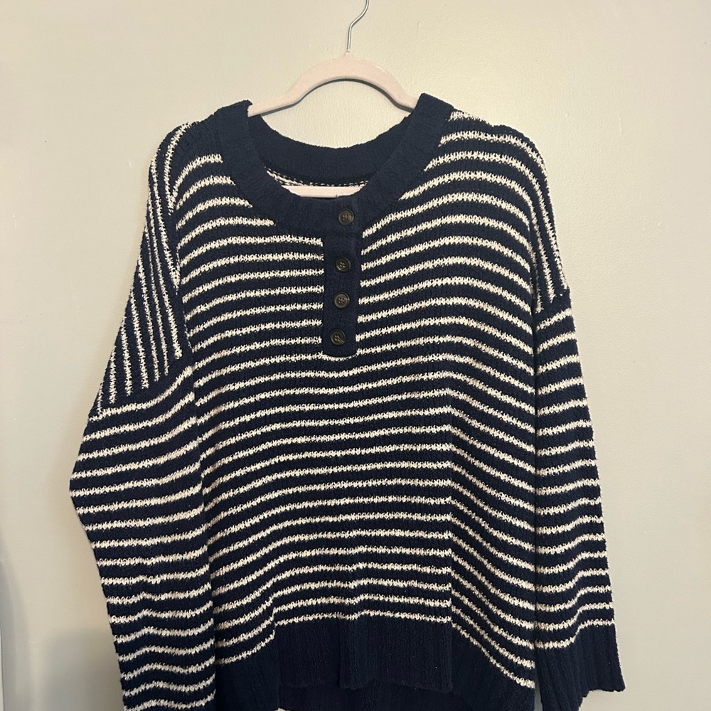 AE Jegging Fit Sweater with 3/4 buttons XL